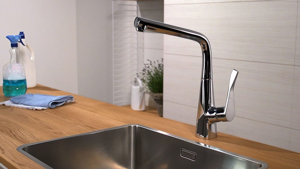 Faucet for a kitchen sink